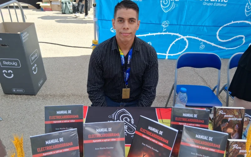 Sant Jordi 2025: Jose Pinilla Escobar firma ejemplares de su "Manual de Electrocardiograma: Aprende a Salvar Vidas" en la parada de la Editorial Letrame