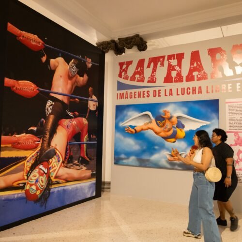 Desde El Santo hasta las gladiadoras del ring: ‘Khatarsis’, un recorrido visual que documenta más de 70 años de historia de la lucha libre