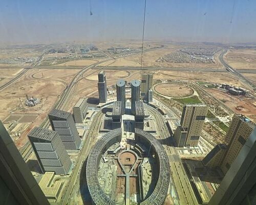 La nueva capital sin nombre de Egipto ya llena el desierto