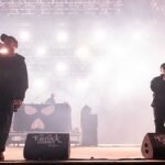 La tormenta de Kneecap en el Bilbao BBK Live: un mitin político por Palestina y una patada en el trasero a Starmer