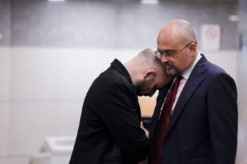 Roberto Saviano obtiene justicia, 17 años después, y llora amargamente en el tribunal: “Me han robado la vida y yo me la he dejado robar”