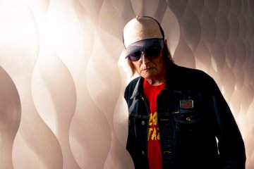 Lawrence: «No me dejéis morir sin ser famoso, no quiero riquezas, solo tener un conductor que me lleve a los conciertos»