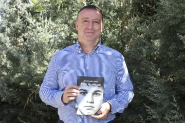 Hay libros que nacen de la imaginación y otros que surgen de una urgencia vital. Mario, no estás solo pertenece a este segundo grupo.