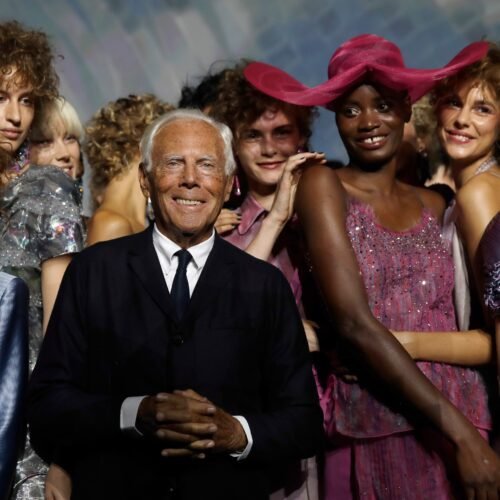 De la invención de las alfombras rojas a las modelos sonrientes: todas las revoluciones que Armani inició en la moda