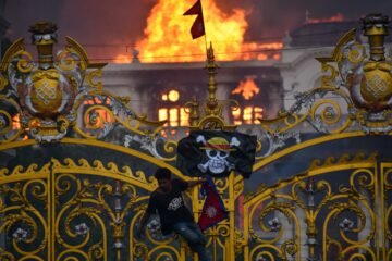 La bandera del manga ‘One Piece’ ondea para reivindicar la libertad también en el mundo real