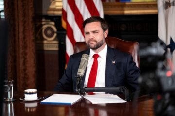 Vance presenta el pódcast de su “amigo” Charlie Kirk y alerta del “movimiento increíblemente destructivo de la extrema izquierda”