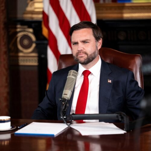 Vance presenta el pódcast de su “amigo” Charlie Kirk y alerta del “movimiento increíblemente destructivo de la extrema izquierda”