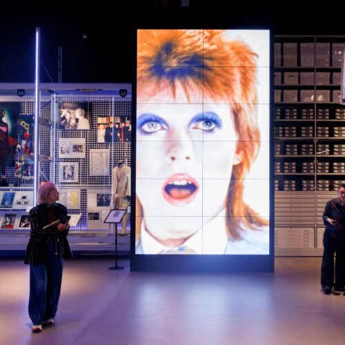El museo Victoria & Albert concentra en 90.000 objetos la vida y obra del camaleón David Bowie
