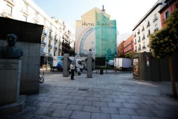 El Ayuntamiento da marcha atrás: el mural por la paz de Tierno Galván se queda