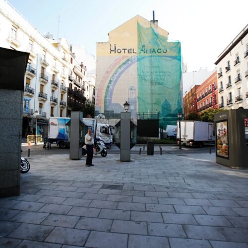 El Ayuntamiento da marcha atrás: el mural por la paz de Tierno Galván se queda
