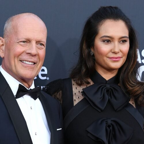 Emma Heming, esposa de Bruce Willis, responde a las críticas por mudar al actor a otra casa separado de su familia: “Es más fácil así”