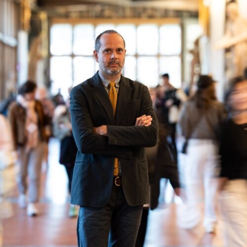 Simone Verde, director de la Galería Uffizi, lucha contra los móviles en el museo: “No existe el derecho a hacerse un selfi”