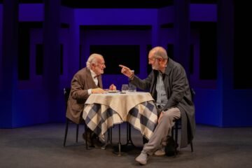 ‘Esencia’: Juan Echanove destripa la conspiranoia