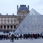 El Louvre arranca otra jornada cerrado por la huelga de sus empleados