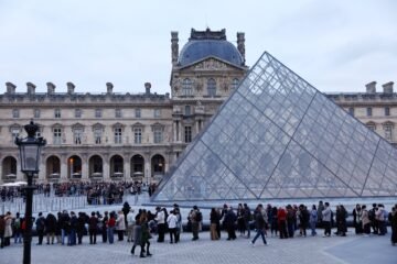 El Louvre arranca otra jornada cerrado por la huelga de sus empleados