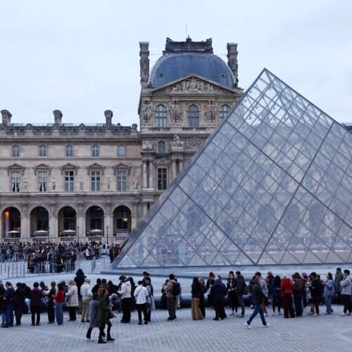 El Louvre arranca otra jornada cerrado por la huelga de sus empleados