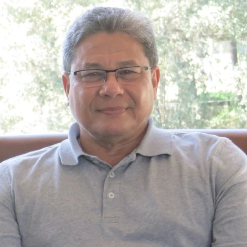 ALEJANDRO PRADO JATAR PRESENTA CUENTOS BREVES PARA UNA LARGA ESPERA, UNA OBRA QUE REIVINDICA LO COTIDIANO COMO ESPACIO DE LUZ, HUMOR Y REFLEXIÓN