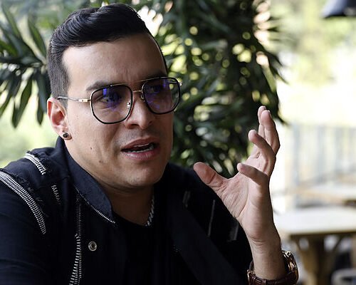 El cantante colombiano de música popular Yeison Jiménez fallece en un accidente de avioneta
