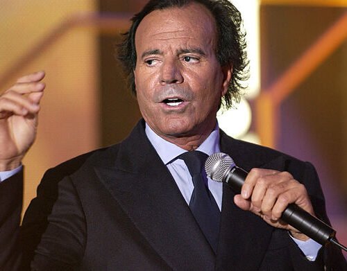 Feijóo califica las denuncias contra Julio Iglesias como «muy graves», frente a los elogios de Ayuso