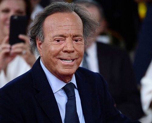 Julio Iglesias rompe su silencio tras las acusaciones de dos ex trabajadoras:  «Niego haber abusado, coaccionado o faltado el respeto a ninguna mujer»
