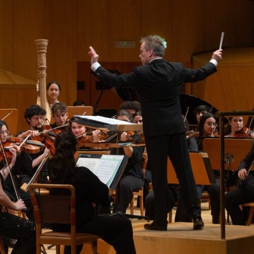 Jonathan Nott inicia su ‘nueva vida española’ con un Shostakóvich tenso y poético