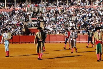 Los toros hacen el paseíllo en la Universidad de Sevilla