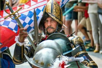 Qué hace un fiscal de Ohio vestido de mariscal de campo de los Tercios desfilando en Madrid