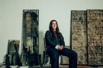 Mónica Mays, la artista que crea universos con objetos de la calle, desguaces y mercadillos