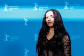 Charli XCX revoluciona la Berlinale: “Siento que estoy empezando en el cine”
