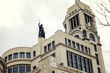 La mano política en la cultura