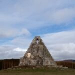 Grietas y boñigas en la Pirámide de los Italianos, el monumento fascista que Vox se empeñó en proteger en Castilla y León