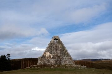 Grietas y boñigas en la Pirámide de los Italianos, el monumento fascista que Vox se empeñó en proteger en Castilla y León
