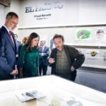 Periódicos convertidos en arte: en la caseta del artista Miquel Barceló que cautiva a los Reyes en ARCO