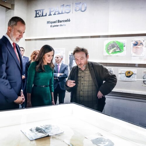Periódicos convertidos en arte: en la caseta del artista Miquel Barceló que cautiva a los Reyes en ARCO