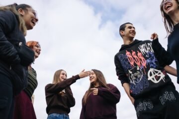 ‘Tenemos 17 años’: superficiales en las redes, sin filtros con los amigos