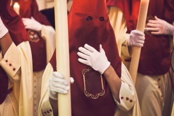 El veto femenino en Semana Santa (y el riesgo de perder el título de Interés Turístico): el largo y accidentado camino de la mujer bajo el capirote