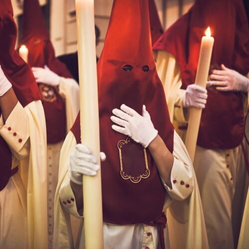 El veto femenino en Semana Santa (y el riesgo de perder el título de Interés Turístico): el largo y accidentado camino de la mujer bajo el capirote