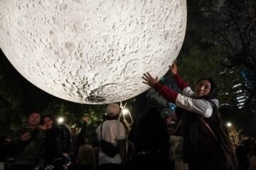 Filas y furor por la réplica de la Luna en Paseo de la Reforma