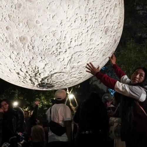 Filas y furor por la réplica de la Luna en Paseo de la Reforma