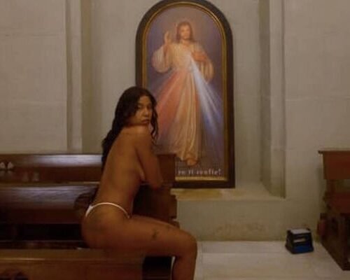 El Obispado exige retirar un vídeo de la rapera Tokischa desnuda en una basílica de San Sebastián y Abogados Cristianos la denuncia por profanación