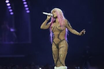 Karol G denuncia que la han amenazado con quitarle la visa si criticaba al ICE en el Coachella