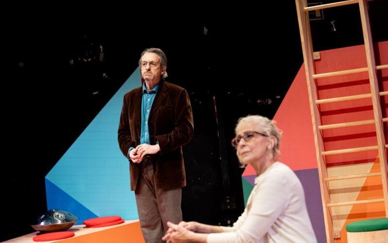 Montse Guallar y Ramon Madaula, abuelos de excepción en una comedia que reflexiona sobre los modelos educativos