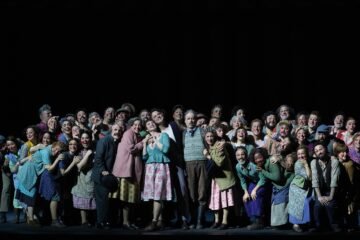 Laurent Pelly vuelve a crear un universo ideal para ‘La novia vendida’ en el Teatro Real