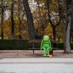 El terror de ir solos a comer, al cine o a un viaje: por qué nos cuesta entrenar “el músculo de la soledad”
