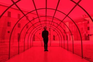 “En los Híper Asia disfruto al descubrir objetos que de tan vistos ya no los vemos”: así es la exposición que homenajea los bazares chinos