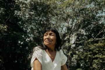 Sara Flores, la artista indígena peruana que representa el estilo de vida del Amazonas