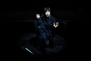 Todo lo que le pasa a un hombre después de que le acusen públicamente de agresión sexual: la reflexión teatral de Cristina Fallarás