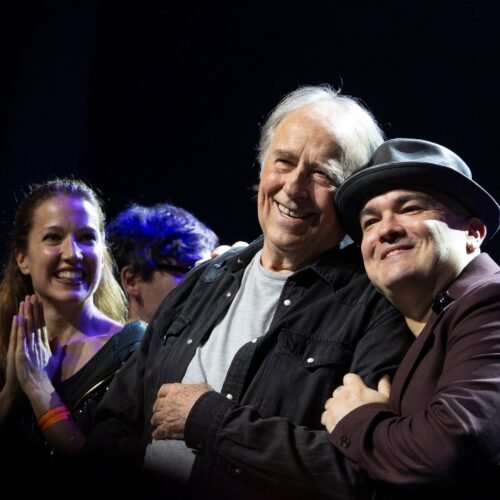 Serrat reaparece en el homenaje de Jofre Bardagí en Barcelona y dedica ‘Una mujer desnuda y en lo oscuro’ a Tania Doris