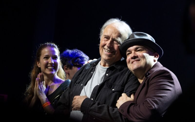Serrat reaparece en el homenaje de Jofre Bardagí en Barcelona y dedica ‘Una mujer desnuda y en lo oscuro’ a Tania Doris