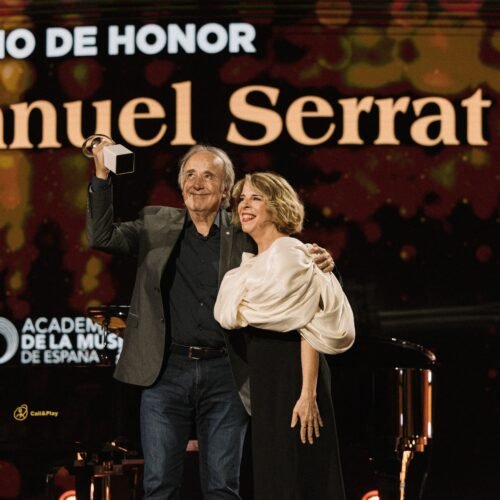 Rosalía arrasa en los premios de la Música, no se presenta a la gala, pero todo se compensa con la inmensa sabiduría de Serrat
